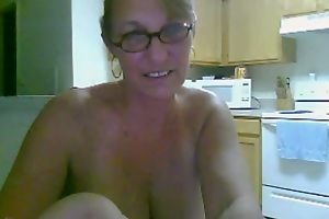 Mature lady jerks on webcam
