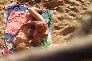 Adjacent cam dusting with a mature amateur couple banging in the first place a beach