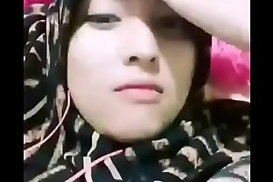 Hijab swallowed ball cream from the brush vagina
