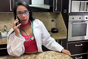 Madrastra Doctora le da una Pastilla a su Hijastro pero su Hijastro la Engaño Para Aprovecharse de Ella