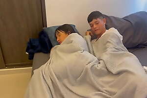 Le pido a mi madrastra MILF que compartamos cama como pretexto para follarmela duro y echarle mi leche encima.