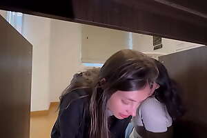 No me había dado cuenta que mi criada estaba tan buena, se agacho para limpiar el estudio.