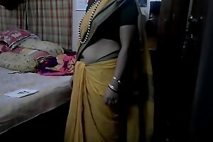 Desi tamil Married aunty exposing navel roughly saree with audio