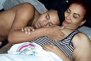 Le chupo las tetas a mi madrastra