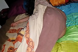 Hijastro abusa de su joven madrastra dormida