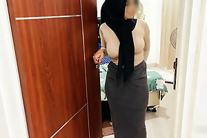 My friend's mother's plump hijab is very seductive