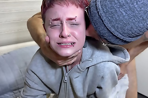 Convensi meu spend time together de quarto a meter comigo na pele e ele pediu que eu chupasse ele também na pele , o cara me deu gostoso e deixou eu chupar ele todo.